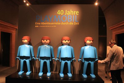 Standfiguren blau in Speyer.jpg