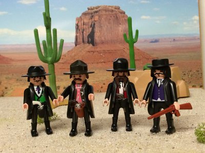 Vergil, Wyatt & Morgan Earp mit Doc Holliday.jpg