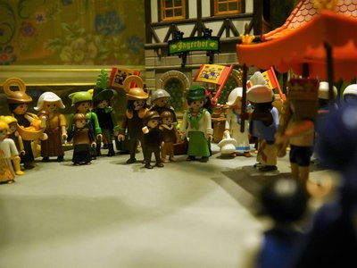 Schloßmuseum Greiz 436.) 'Des Kaisers neue Kleider' Elise playmobil 1010738 (aufgehellt).jpg