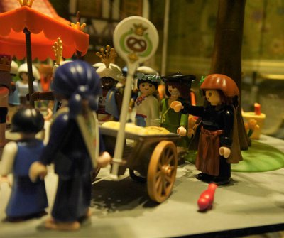 Schloßmuseum Greiz 441.) 'Des Kaisers neue Kleider' Elise playmobil 1010745 (zugeschnitten, aufgehellt).jpg