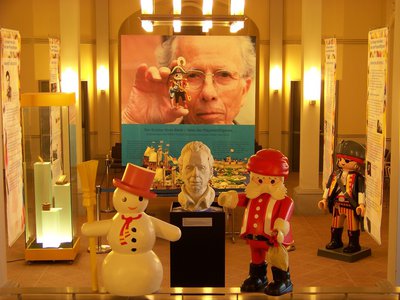 Schloßmuseum Greiz 24.) Elise  playmobil 7287 Großer Saal Hans Beck Büste.jpg