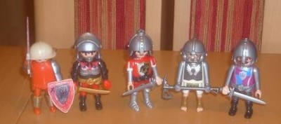 5 Krieger (rot, rot-schwarz, Falke auf rot-schwarz, Flügel, Krone).JPG