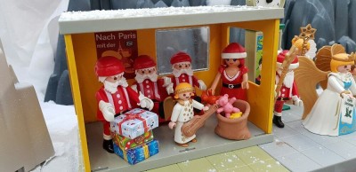 Weihnachtstom_Warten auf den Weihnachtszug.jpg