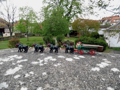 Horse Power im Vöhler Schloßgarten.JPG