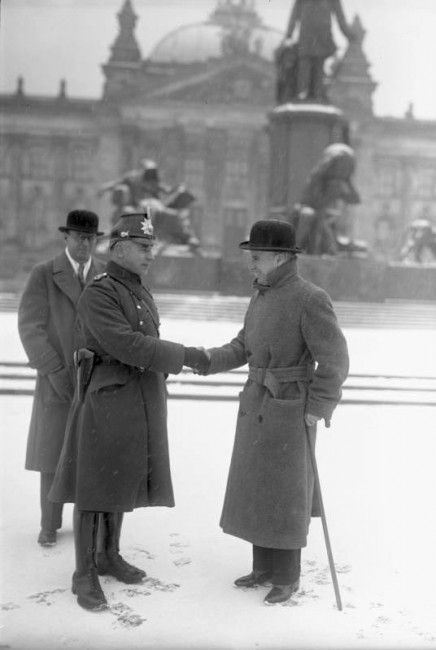 1-1 Bundesarchiv_Bild_102-11347,_Berlin,_Charly_Chaplin_mit_Schutzpolizisten (1931).jpg