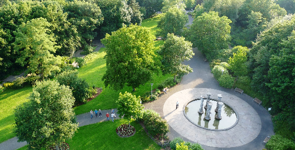 2-0 Kurpark und Säulenbrunnen.png