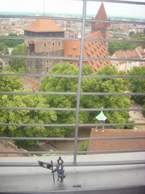 2023-06-06_schwarzer Ritter im Kaiserburg-Sinwellturm (klein).JPG