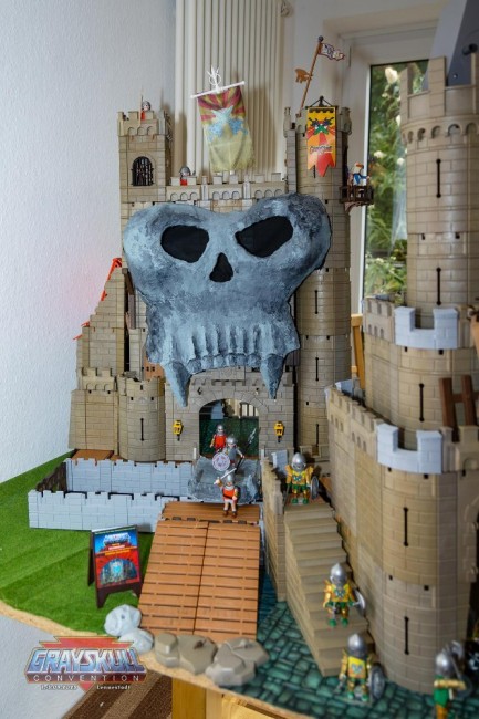 Castle Gayskull hinter Grayskull Tower (klein).JPG