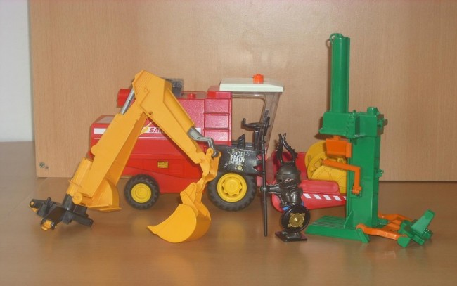 kein Playmobil Holzspalter & Standbagger (kostenlos) Größenvergleich.JPG