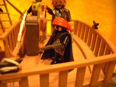 ARegattaForum38.jpg (92.9 KiB) 3266 mal betrachtet In einer Kiste ganz hinten im Speicher, äh Schiff, haben wir dann auch noch das richtige Outfit für den Jedi gefunden. Das rutscht ihm dann auch nicht dauernd in's Gesicht, wenn er uns rumkommandiert.