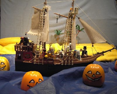 ARegattaForum182.jpg (172.67 KiB) 1067 mal betrachtet Nach dieser erfolgreichen Etappe feiert man vor einer kleinen Insel Halloween. Gut für manche ist es Australien, für die anderen der kleinste Kontinent der Welt