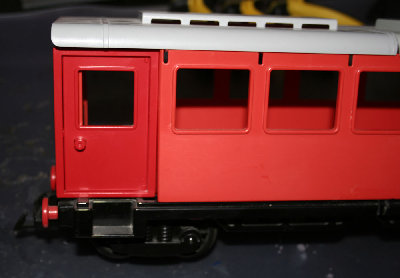 4-achsiger Personenwagen mit Tür vom Zirkuswagen geschlossen.jpg