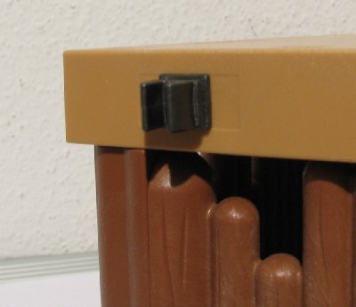 20071211_IMG_0974.JPG (118.7 KiB) 1052 mal betrachtet Dafür gibt es so ein kleines Sys X - Steckerle mit dem man z.B. Waffen befestigen kann - das funktioniert auch für die alten Palisaden.