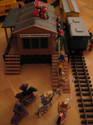 Bild27.jpg (220.4 KiB) 1073 mal betrachtet ‚ Herr Bahndirektor, könnt ihr für den Rücktransport unserer Pferde sorgen, wenn wir mit Euch mit dem Zug kommen?’<br />, Aber natürlich, die Ritter sollen mit ihren Pferden zum Güterbahnhof reiten, dort können wir sie verladen und zur Burg bringen lassen.’
