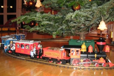 Bild34.jpg (224.5 KiB) 1075 mal betrachtet ‚Rocking around the Christmas Tree at the Christmas party hop <br />Mistletoe hung where you can see Ev'ry couple tries to stop…’
