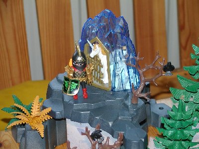10-Drachenritter.jpg (172.03 KiB) 1352 mal betrachtet Du musst das Feld vor dem Drachenritter erreichen, um mit ihm zu "kämpfen"! Wenn jemand vor dir steht, musst du warten. Gekämpft wird mit dem Würfel. Eine gerade Zahl bedeutet gewonnen. Eine ungrade Zahl bringt dich zum Anfang der Brücke zurück.