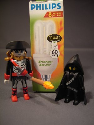 Special Spass 19.jpg (163.56 KiB) 1107 mal betrachtet Darf ich vorstellen: der erste Energiespar-Geisterpirat! <br />Eine Gemeinschaftsarbeit von Philips und Geobra. <br />The Energy Saver Pirat - nur 11 Watt Verbrauch!
