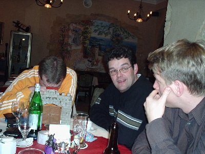 NOHSt 26-01-2008 005.JPG (107.26 KiB) 792 mal betrachtet Steff: "Ja wo sind sie denn, die Kessel mit dem siedenden Öl?! Gestern war'n sie doch noch da. - Wie soll ich den Laden hier sonst verteidigen...!"