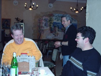 NOHSt 26-01-2008 006.JPG (81.11 KiB) 790 mal betrachtet "Isse bei Ihne alle' in Ordnung?" erkundigt sich der besorgte Wirt. Eine nicht ganz unberechtigte Frage, wenn CityLife-Sammler mit Mittelalterzubehör hantieren...