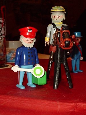 NOHSt 26-01-2008 010.JPG (77.33 KiB) 789 mal betrachtet Nach der Kruschtelphase wurde ein sehr ambitioniertes Joint-Venture von Bastelpapas-Bahnbetrieben (BBB) und der Confederate States Army (CSA) aus der Taufe gehoben: "Yankees zu Bahnschaffnern - die Chance des zweiten Bildungsweges"