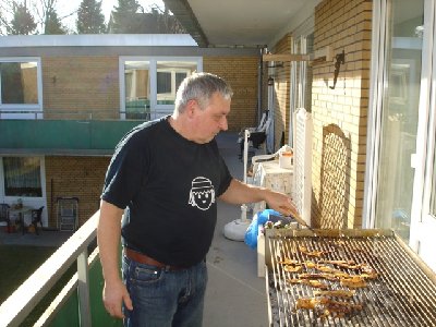 DSC01367.JPG (169.71 KiB) 863 mal betrachtet Der schein trügt,, Uwe hat kaum gegrillt !!