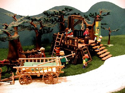 037 Richtplatz.jpg (233.8 KiB) 901 mal betrachtet Dort waren Zimmerleute damit beschäftigt einen Galgen zu bauen.