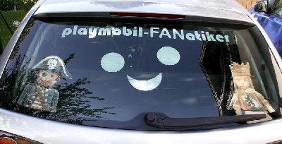 autos2.JPG (73.55 KiB) 697 mal betrachtet Detail Heckscheibe mit Figuren....<br />von innen geklebt