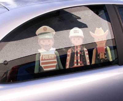 autos3.JPG (78.78 KiB) 700 mal betrachtet Seitenscheibe mit Figuren....damit ich nicht immer so alleine fahre.....