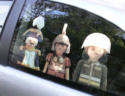 autos4.JPG (108.25 KiB) 696 mal betrachtet andere Seite mit Figuren...dabei ist das Auto nur für 5 Insassen zugelassen.....