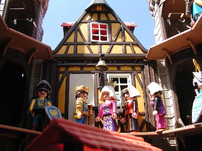 Conte5 mit Familie.jpg (200.95 KiB) 1596 mal betrachtet Der Conte zeigt, das das Weinfest im Hof stattfinden wird.