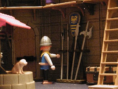 Hof-Waffenstaender.jpg (260.43 KiB) 1590 mal betrachtet Die Waffen werden weggestellt.