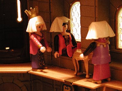 erster-stock Mauerbluemchen.jpg (208.3 KiB) 1585 mal betrachtet Die Tochter Alma träumt nur noch von dem Prinz Manolo. Die Mutter Carmen und die Schwester Angela wollen das "Mauerblümchen" trösten.