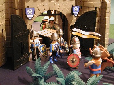 Playmocharly05 Frage am Burgtor.jpg (231.3 KiB) 1293 mal betrachtet ... erreichte der Wagen die Burg und sein Fahnenträger kündigte den Besuch an, um den geheinisvollen Zahlen auf den Grund zu gehen.