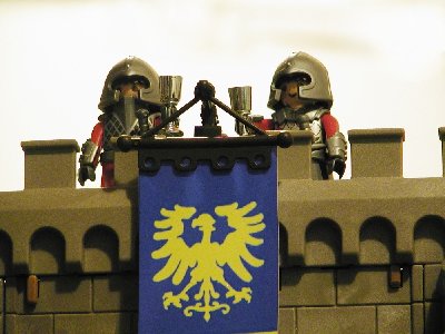 Don12 Reitshow2.jpg (161.72 KiB) 1263 mal betrachtet Von den Zinnen beobachten Ritter Tom und sein &quot;Onkel&quot;, was sich vor der Burg abspielt.
