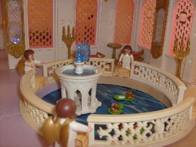 S6302760.JPG (94.98 KiB) 1735 mal betrachtet am Brunnen den goldenen Fröschen zuschauen