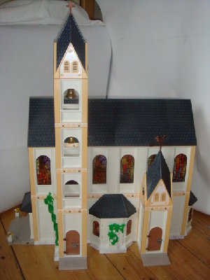 Kirchenseite.JPG (106.61 KiB) 2424 mal betrachtet großer Glockenturm und kleiner Turm mit Eingang zur Sakristei