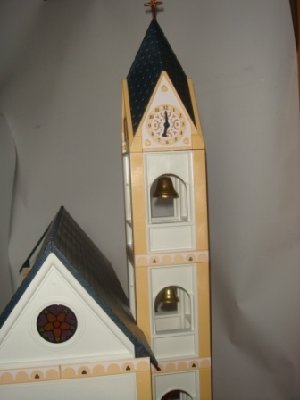 Kirchturmglocken.JPG (52.89 KiB) 2391 mal betrachtet die Glocken sind an einer weißen Schnur aufgehängt und zwischen die Mauerteile geklemmt