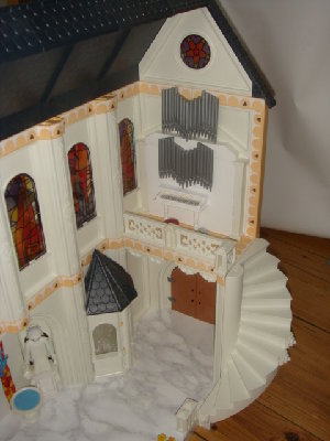 Orgel1.JPG (123.82 KiB) 2408 mal betrachtet Eingangsportal innen mit Aufgang zur Orgel (Treppe aus Einfamilienhaus)