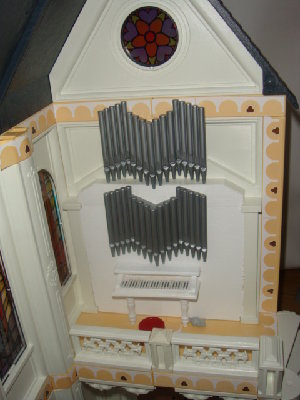 Orgel2.JPG (114.51 KiB) 2401 mal betrachtet die Kirchenorgel (zersägter und weiß lackierter Puppenhausflügel) mit einem doppelten Satz Orgelpfeiffen