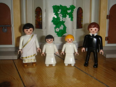 Figuren.JPG (112.23 KiB) 2398 mal betrachtet der Pfarrer, Ministranten und der Mesner