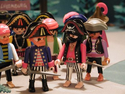 Piratenueberfall03 der hat.JPG (191.72 KiB) 6010 mal betrachtet "Das ist die Börse mit den blauen Schachteln! Und der hat seltene gelbe Packungen, die er dort teuer verkaufen will! Die schnappen wir uns!"
