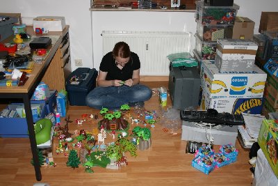 bine.jpg (269.96 KiB) 915 mal betrachtet UND das wichtigste: Mitten im Kruscht wird PLaymo ausgepackt und ein bischen gespielt ^^!!