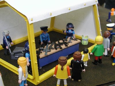 Polizeischule Waffenschau.jpg (148.44 KiB) 1832 mal betrachtet Polizeischule Waffenschau.jpg