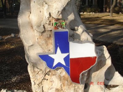 Texanische Begrüßung.JPG (49.47 KiB) 3651 mal betrachtet Begrüßung durch den Geist Davy Crocketts!<br /><br />(Jeder gute Texaner hat seinen Staat in Miniatur in seinem Garten stehen! (Böse Zunge behaupten damit sie nicht vergessen wie er aussieht ;) !) )