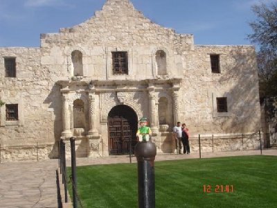 The Alamo.JPG (48.97 KiB) 3648 mal betrachtet Das berühmteste Wahrzeichen der Stadt!<br /><br />Im Inneren: die Flaggen der Herkunftsländer der Gefallenen, eine kleine Ausstellung, ein Souvenirladen.