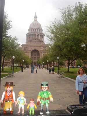 Texas State Capitol.JPG (49.13 KiB) 3646 mal betrachtet Austin, State Capitol.<br /><br />Und wieder grüßt die ganze Familie!