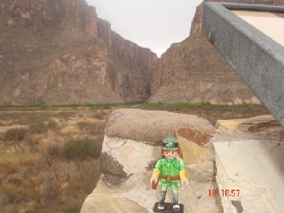 Rio Grande.JPG (39.38 KiB) 3644 mal betrachtet Im Hintergrund: Mexiko. Aus den Bergen kommt der Rio Grande heraus! Da wo das viele Grünzeug ist.