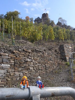 Abstieg.jpg (276.45 KiB) 3644 mal betrachtet Rückweg von der ersten Burg