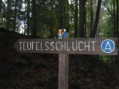 Teufelsschlucht.jpg (227.03 KiB) 3646 mal betrachtet Teufelsschlucht! So heißt der Flur vor dem Zimmer meines Chefs auch!