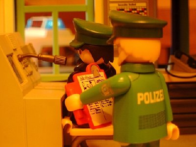 k-11.JPG (133.72 KiB) 1210 mal betrachtet Per Funk gibt Herr D. die Informationen und Instrucktionen an die einzelnen Sreifenwagen und<br />Kollegen weiter